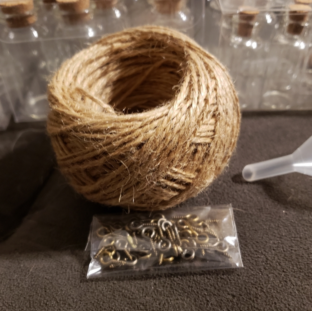 Small cork topped glass jars with extras - Picture 6 of 7